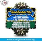 Bunga papan duka cita bandung nuansa hitam-biru, cocok untuk menyampaikan duka cita atau belasungkawa. Ukuran 2m x 1.5 m dengan 2 titik bunga